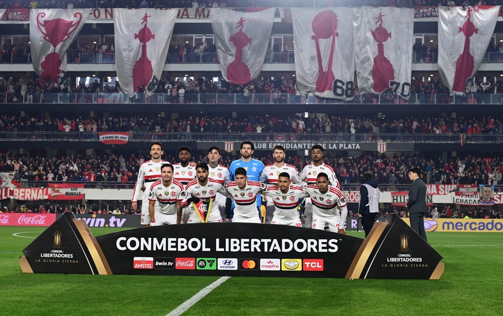 Jogadores do Flamengo contra o Estudiantes � Foto: Rodrigo Valle/Reuters