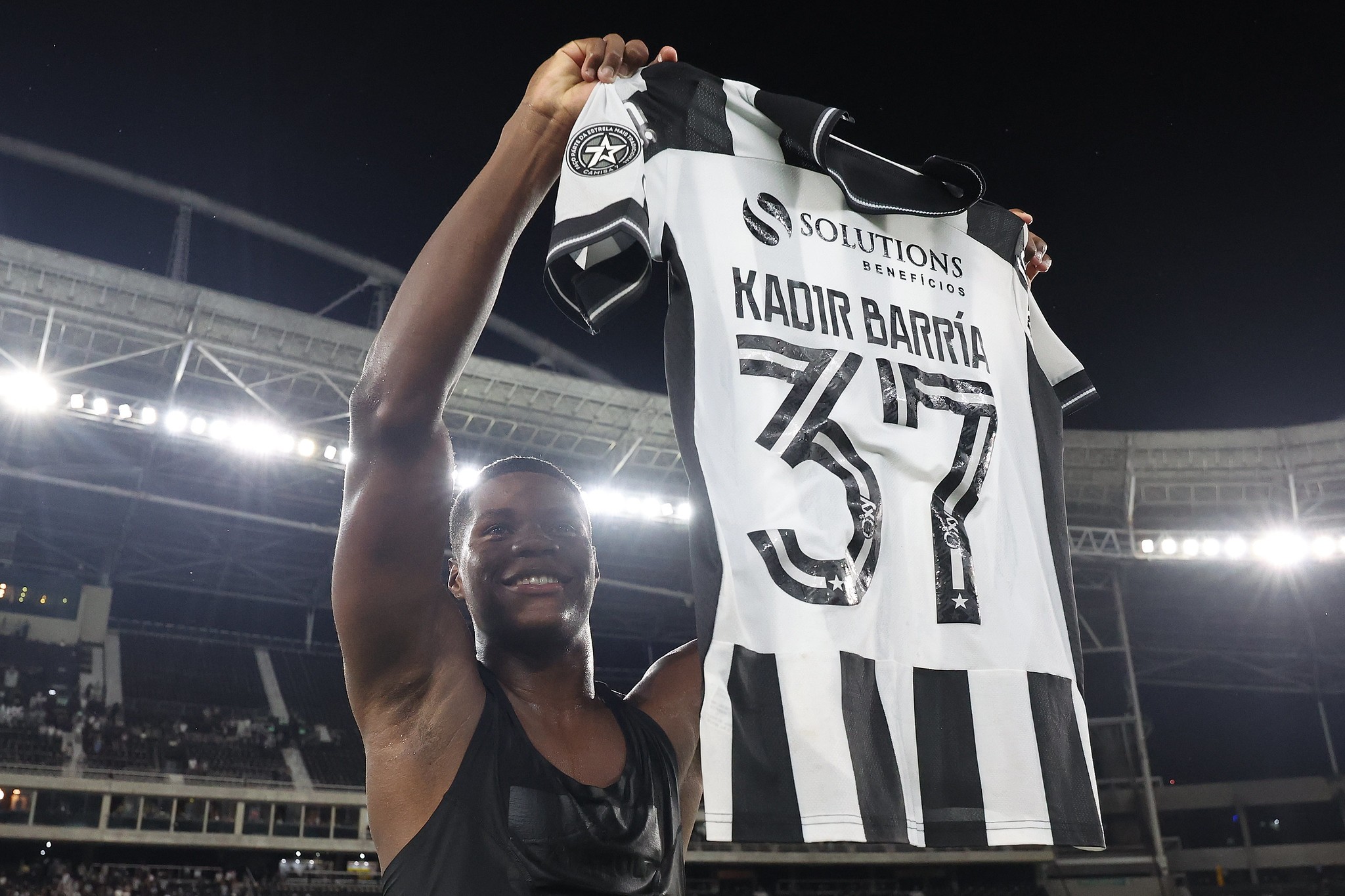Técnico do Panamá e repórter discutem por ausência de Kadir, do Botafogo, em convocação; veja