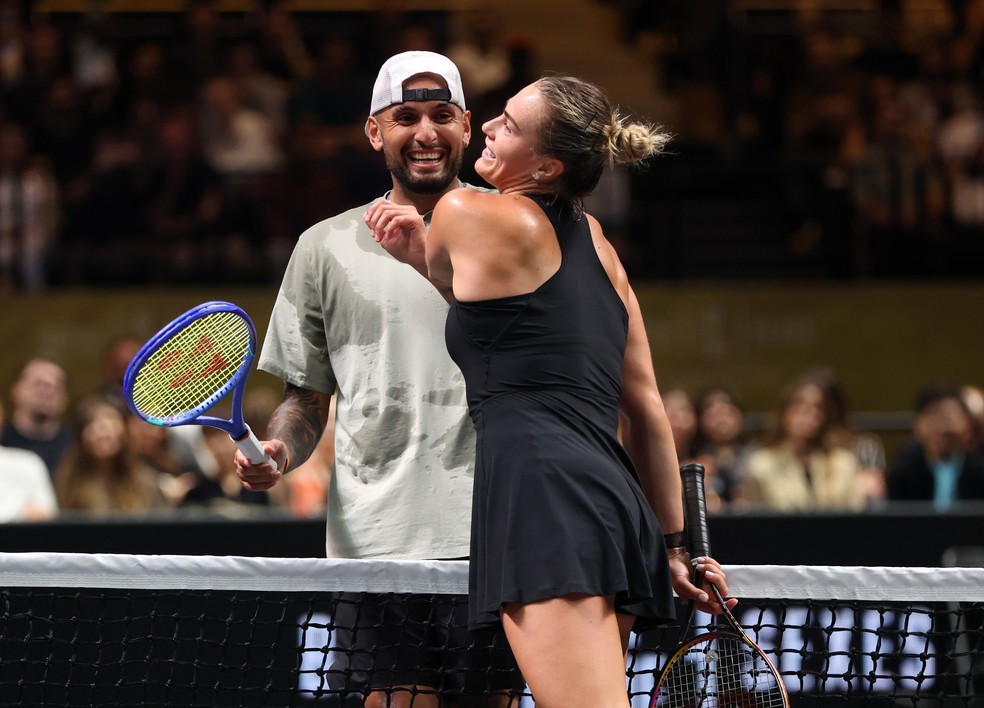 Nick Kyrgios e Aryna Sabalenka se cumprimentam na "Batalha dos Sexos" — Foto: Christopher Pike/Getty Images