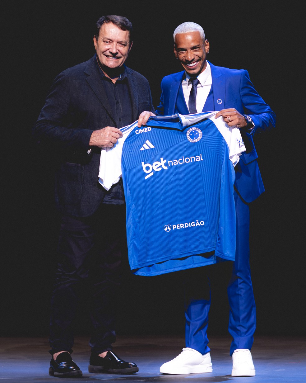 Pedro Lourenço e Matheus Pereira após renovação de contrato do meia — Foto: Yuri Laurindo/One9