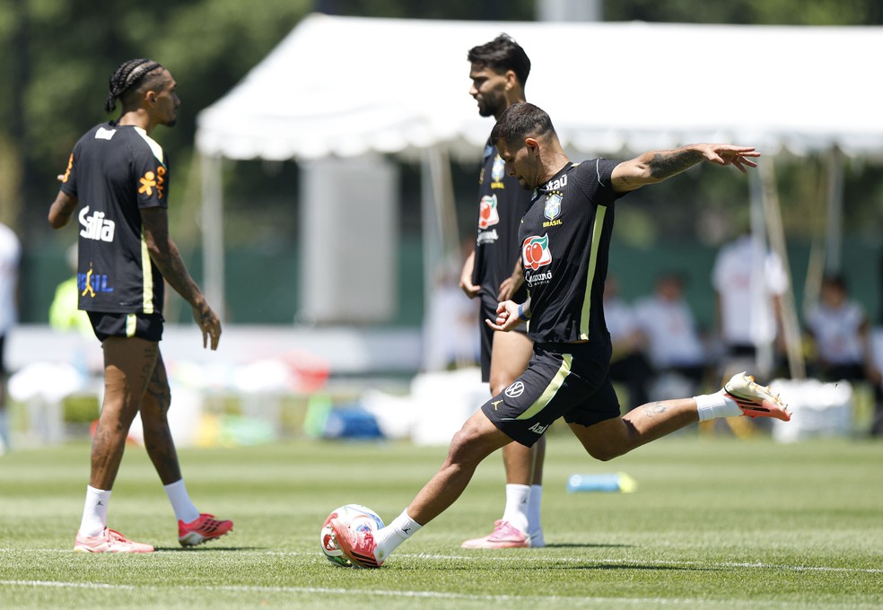 Bruno Guimarães em treino: Trio volta a treinar