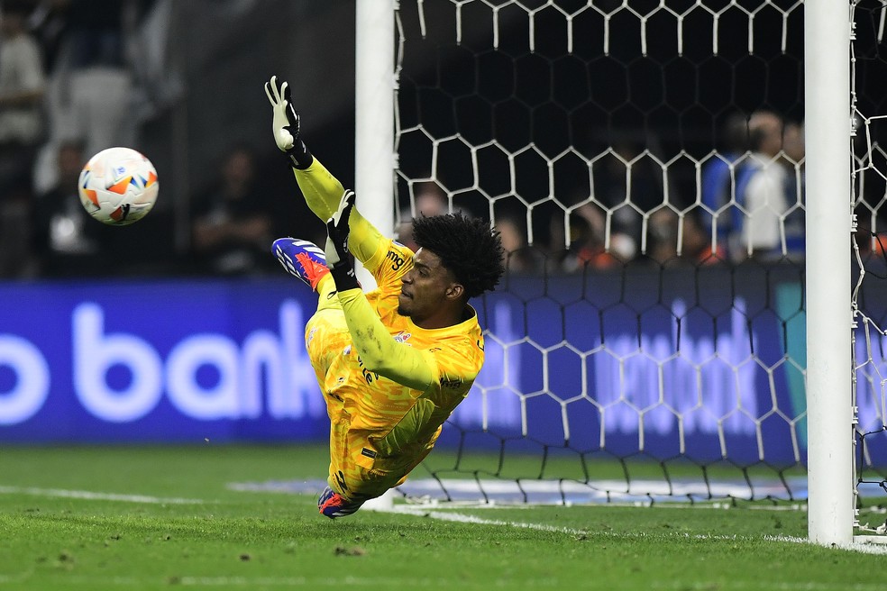 Hugo Souza, do Corinthians, defende pênalti do Bragantino — Foto: Marcos Ribolli