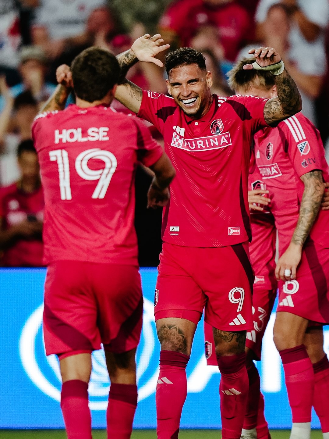 Navarro, ex-Botafogo, comanda goleada do St. Louis City com dois gols e duas assistências