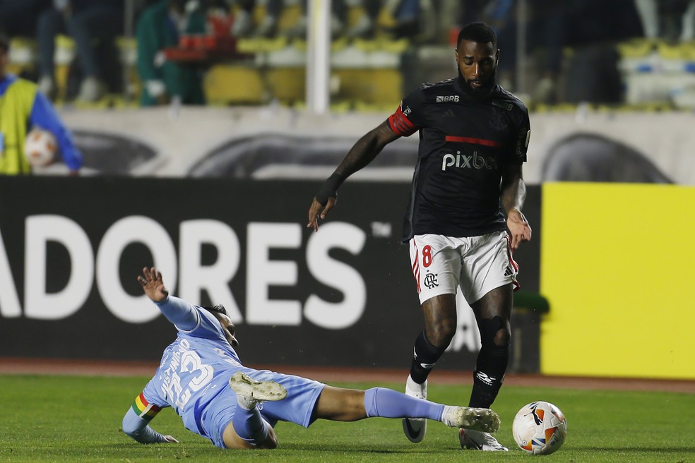 Gerson em Bolivar x Flamengo — Foto: Gaston Brito Miserocchi/Getty Images