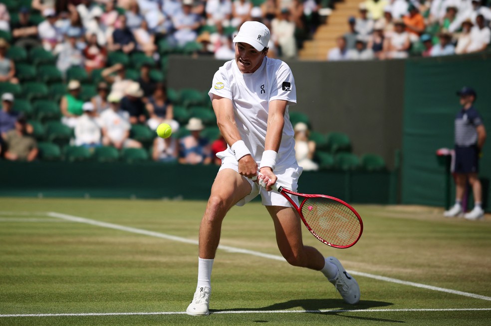 João Fonseca em ação pela terceira rodada de Wimbledon — Foto: REUTERS/Marko Djurica