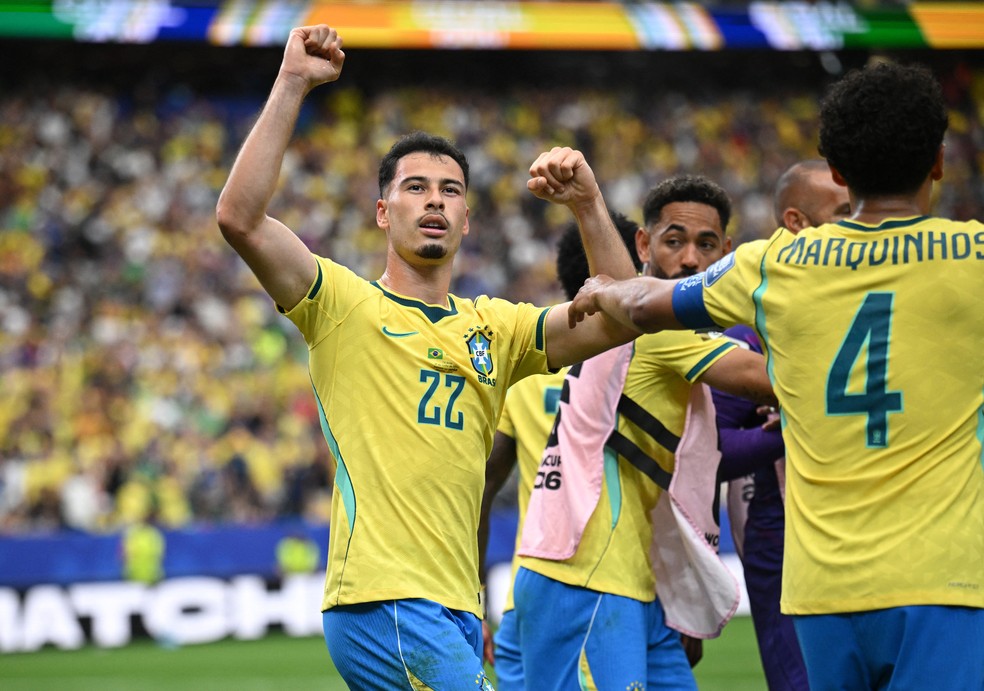 Martinelli comemora gol do Brasil contra o Japão