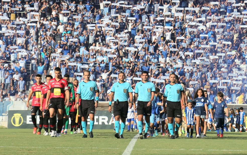 Torcida do CSA enche o Rei Pelé contra o Pouso Alegre — Foto: Ailton Cruz