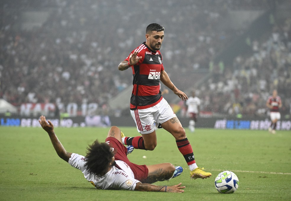 Marcelo e Arrascaeta disputam bola em Flamengo x Fluminense — Foto: André Durão