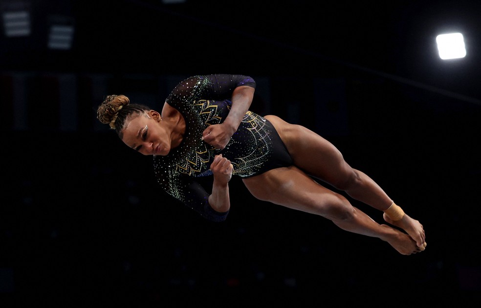 Rebeca Andrade em ação no salto — Foto: Reuters