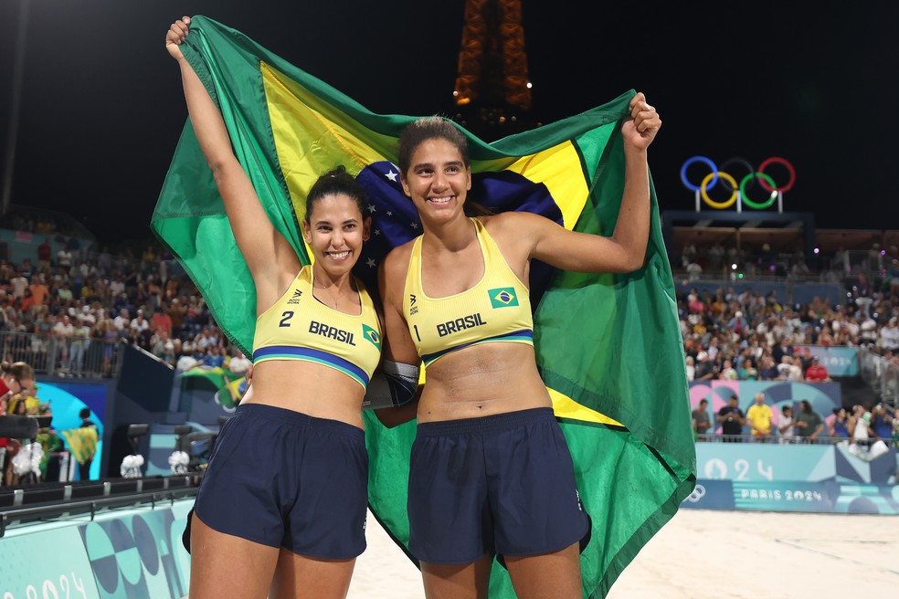 Ana Patricia e Duda conquistaram um dos três ouros do Brasil em Paris — Foto: Lars Baron/Getty Images