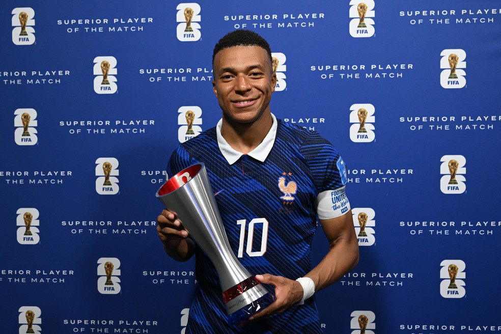 Mbappé recebe o prêmio sem o patrocinador da Fifa após ser eleito o melhor em campo ao vencer o Iraque — Foto: Shaun Botterill - FIFA/FIFA via Getty Image