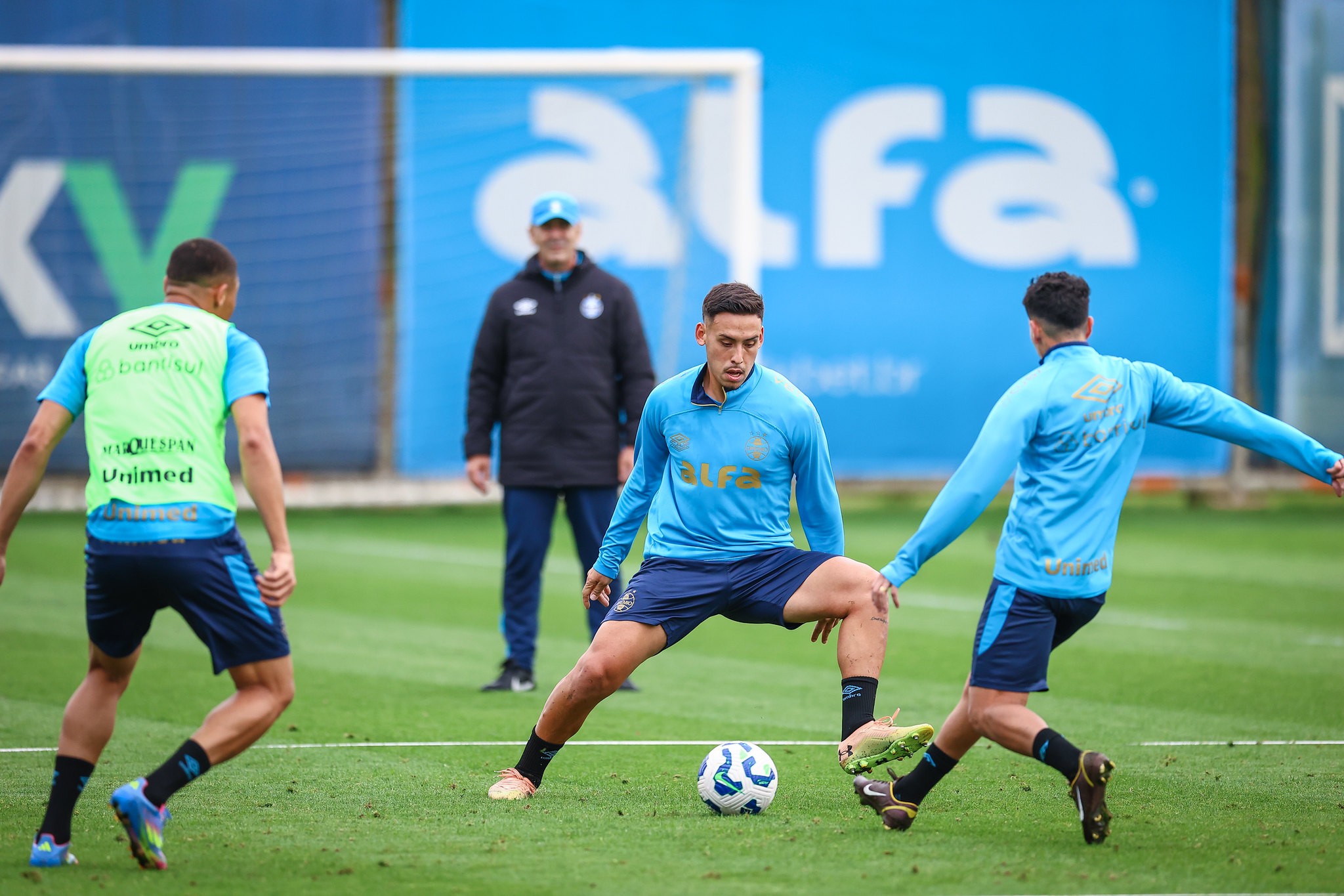 Grêmio Contrata 10 Volantes em Dois Anos e Meio, Incluindo Arthur