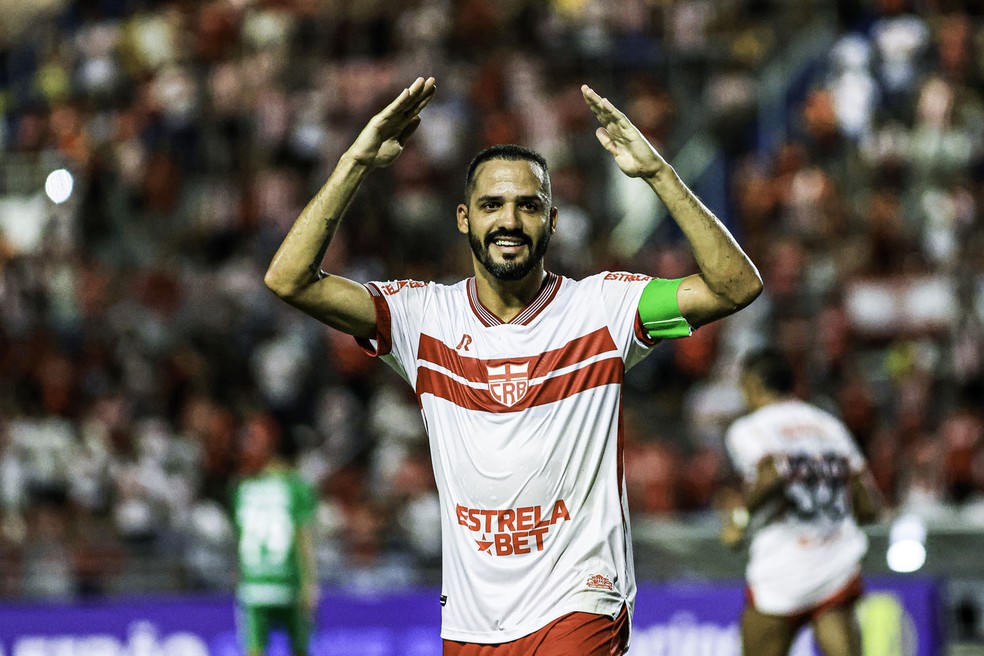 Anselmo Ramon comemora gol do CRB contra a Chapecoense — Foto: Ailton Cruz