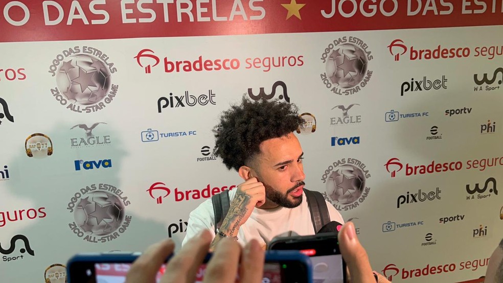 Claudinho na saída do Maracanã — Foto: Raphael Zarko