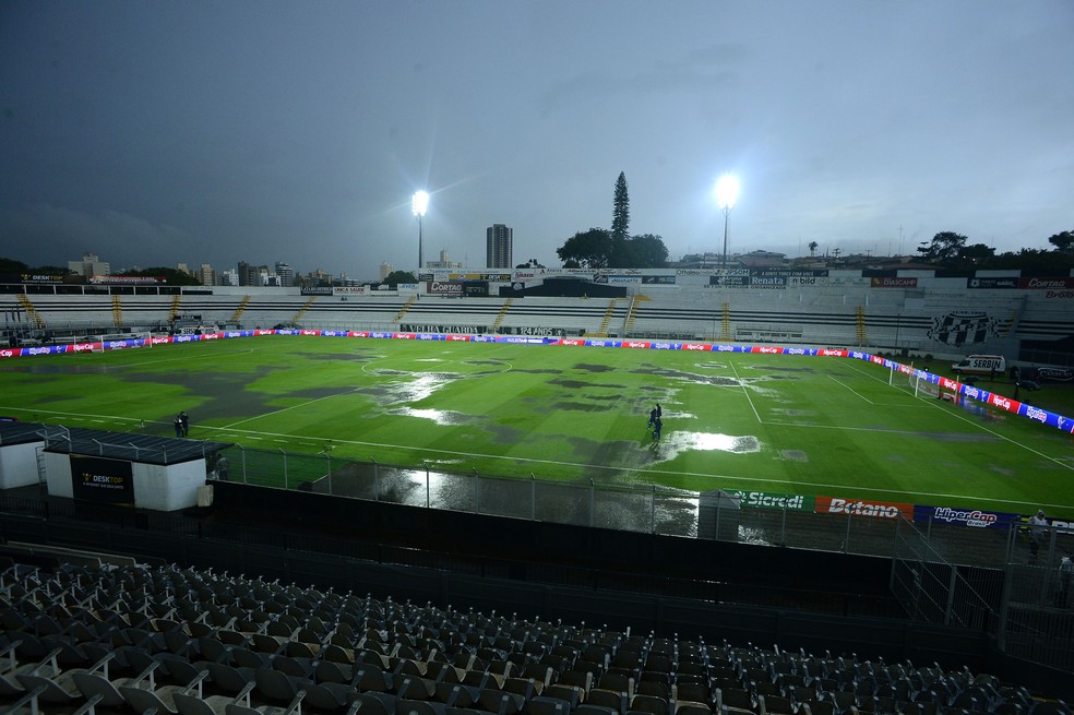 Gramado do estádio Moisés Lucarelli para Ponte Preta x Corinthians — Foto: Marcos Ribolli