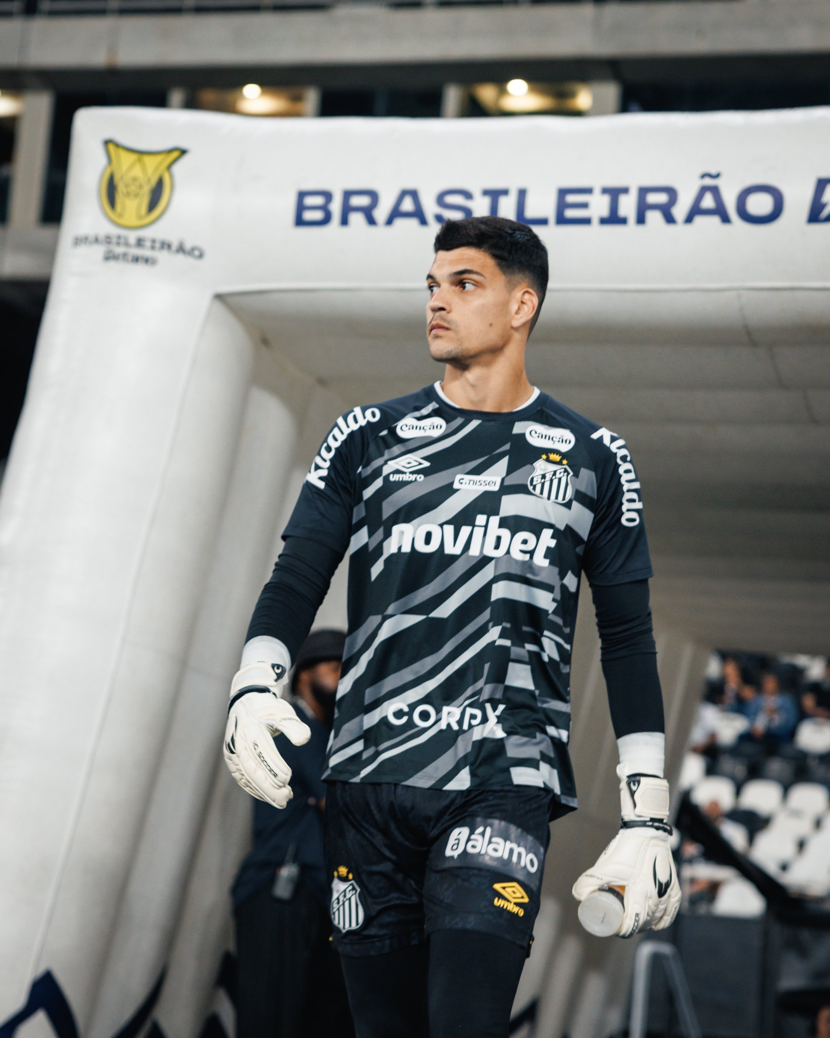 Gabriel Brazão defende saída do gol e lamenta derrota do Santos: "É um pecado pelo jogo que fizemos"