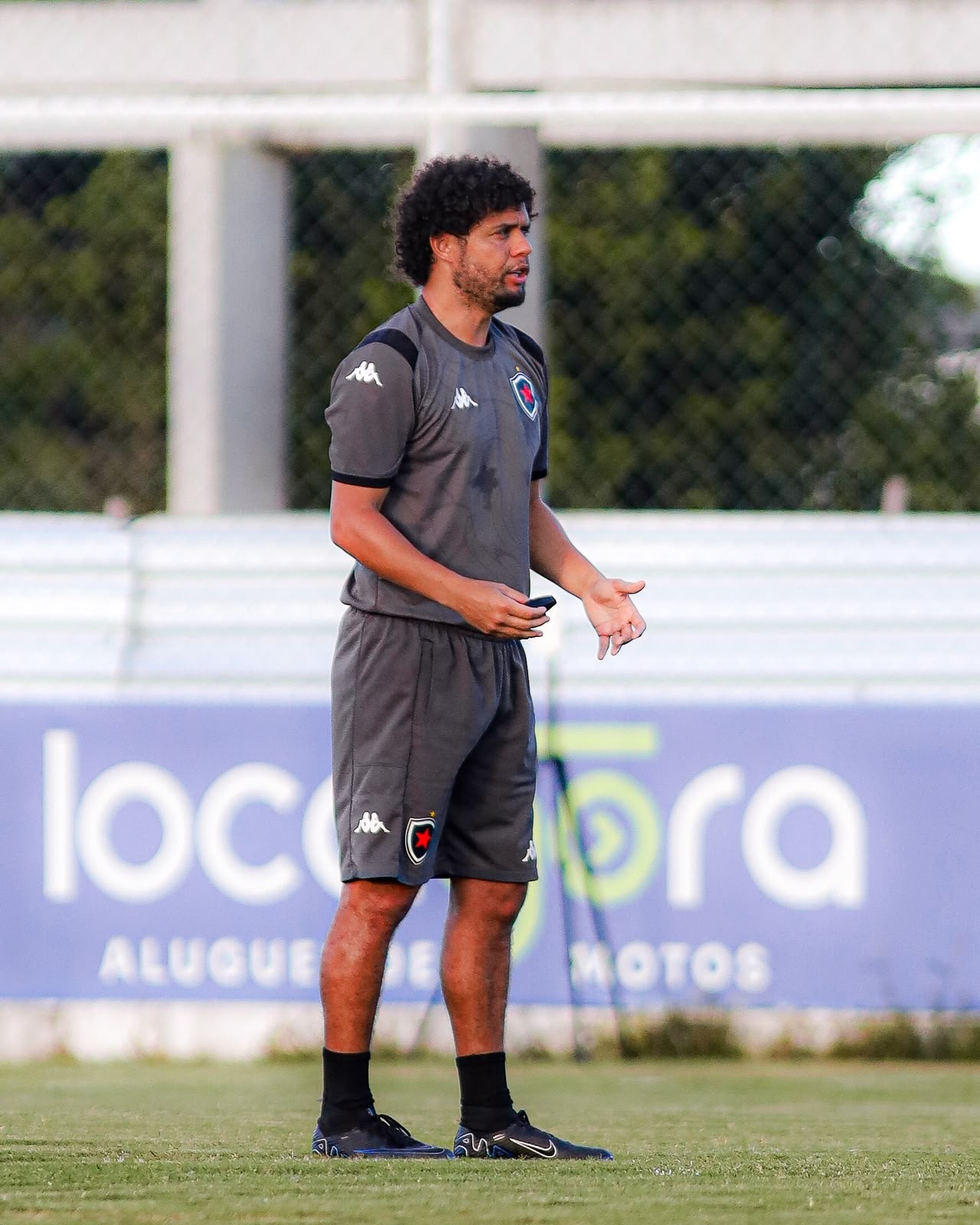 Victor Ferraz evita falar do futuro, mas não descarta assumir o Botafogo-PB em definitivo em 2027