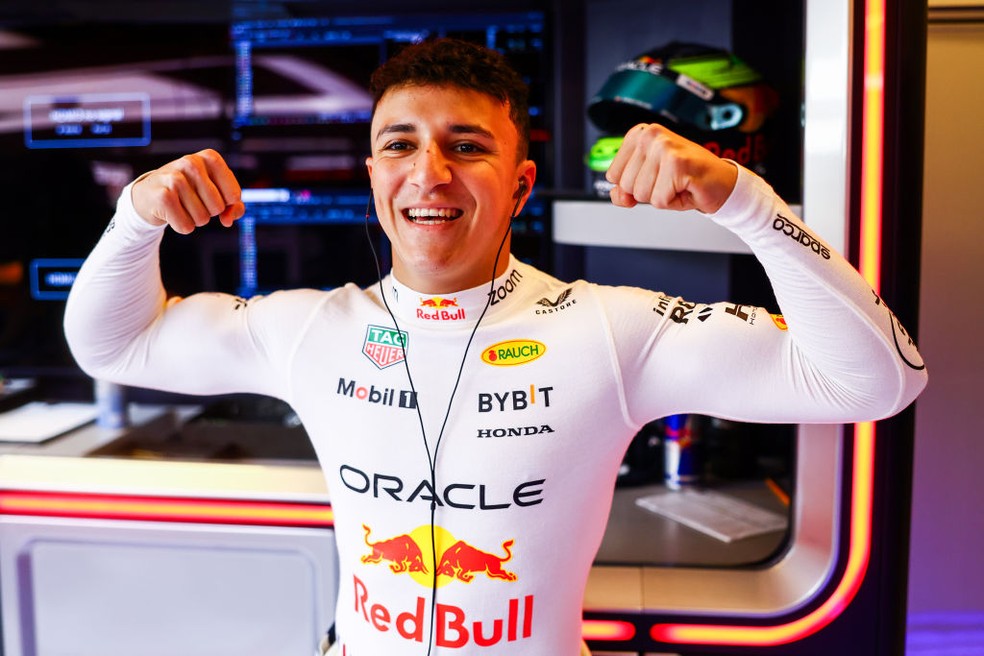 Isack Hadjar no teste de pós-temporada da F1 em 2024 — Foto: Mark Thompson/Getty Images