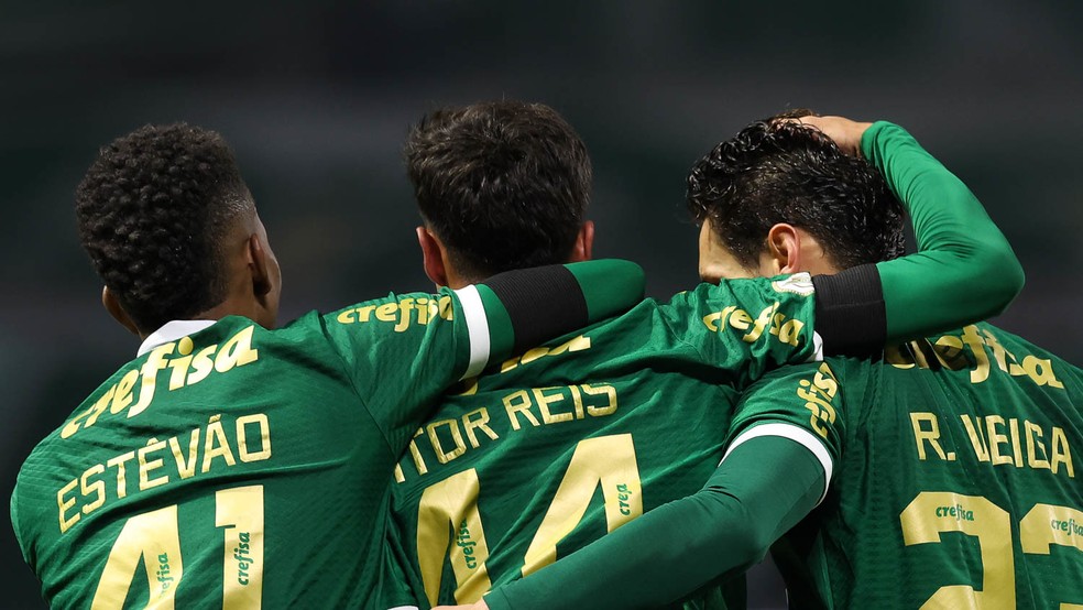 Est�v�o, Vitor Reis e Raphael Veiga em partida do Palmeiras � Foto: Cesar Greco