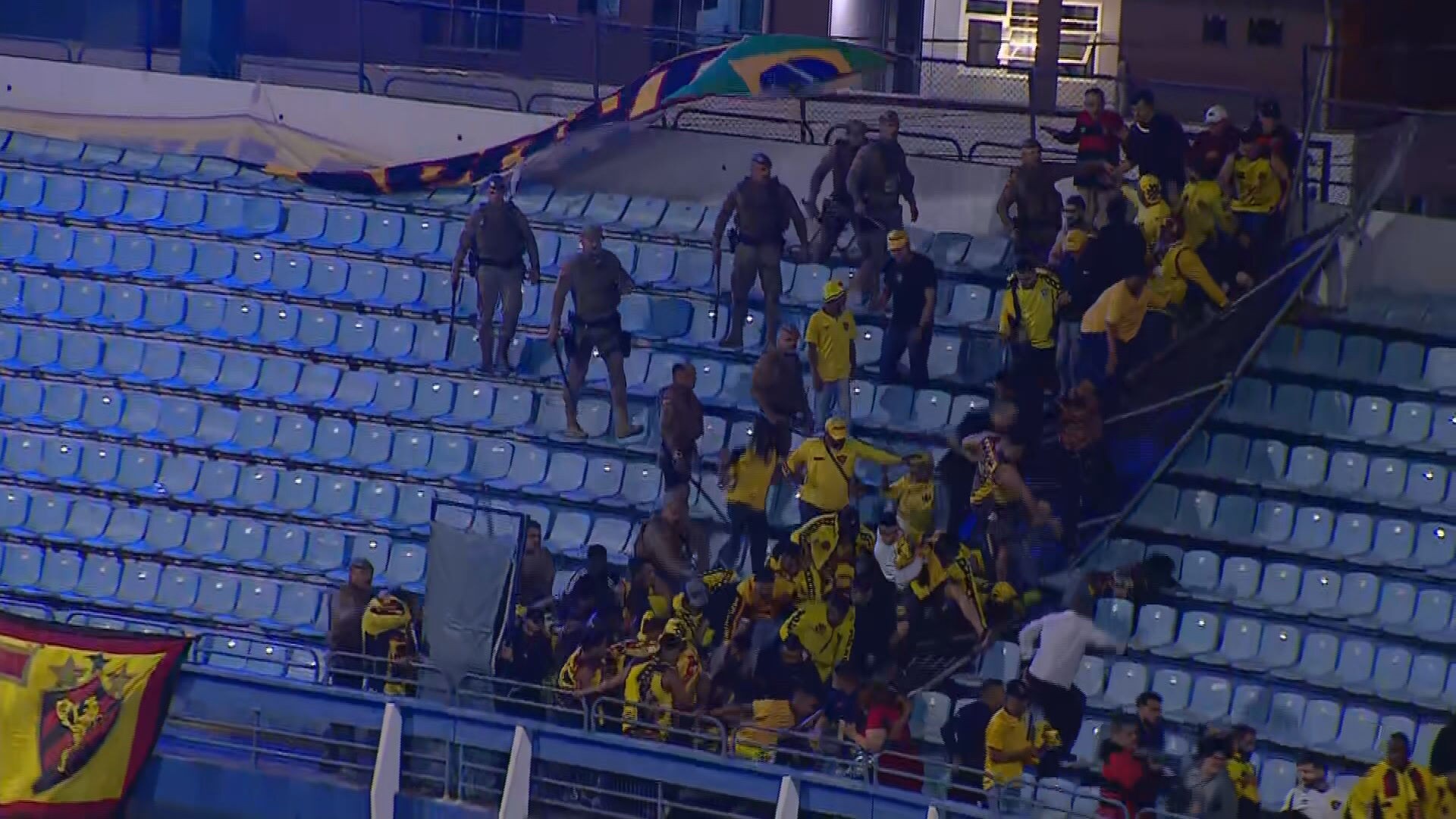 Torcidas organizadas do Sport se envolvem em confusão durante jogo contra o Avaí na Ressacada