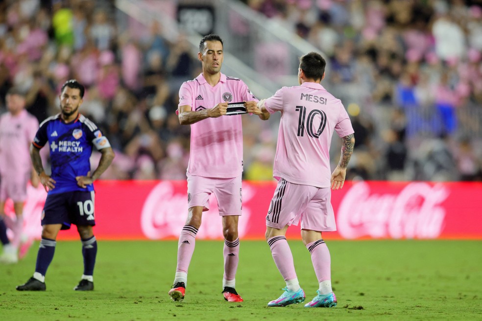 Messi recebe braçadeira de capitão de Sergio Busquets em Inter Miami x FC Cincinnati — Foto: Reuters