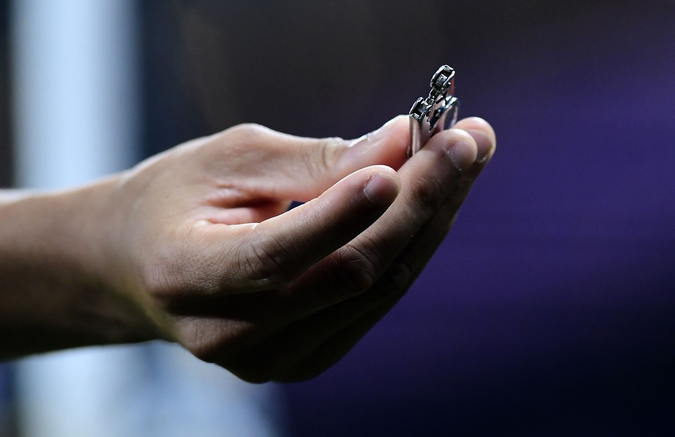 Objeto que atingiu Deyverson em Corinthians x Cuiabá — Foto: Marcos Ribolli