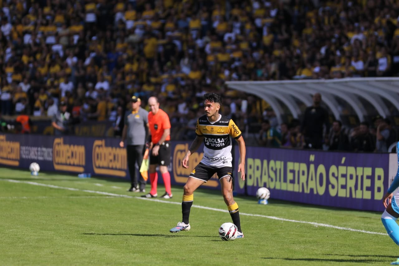 Volante cita lado positivo de ex-atletas do Criciúma no Sport: "Conhecemos o estilo de jogo"