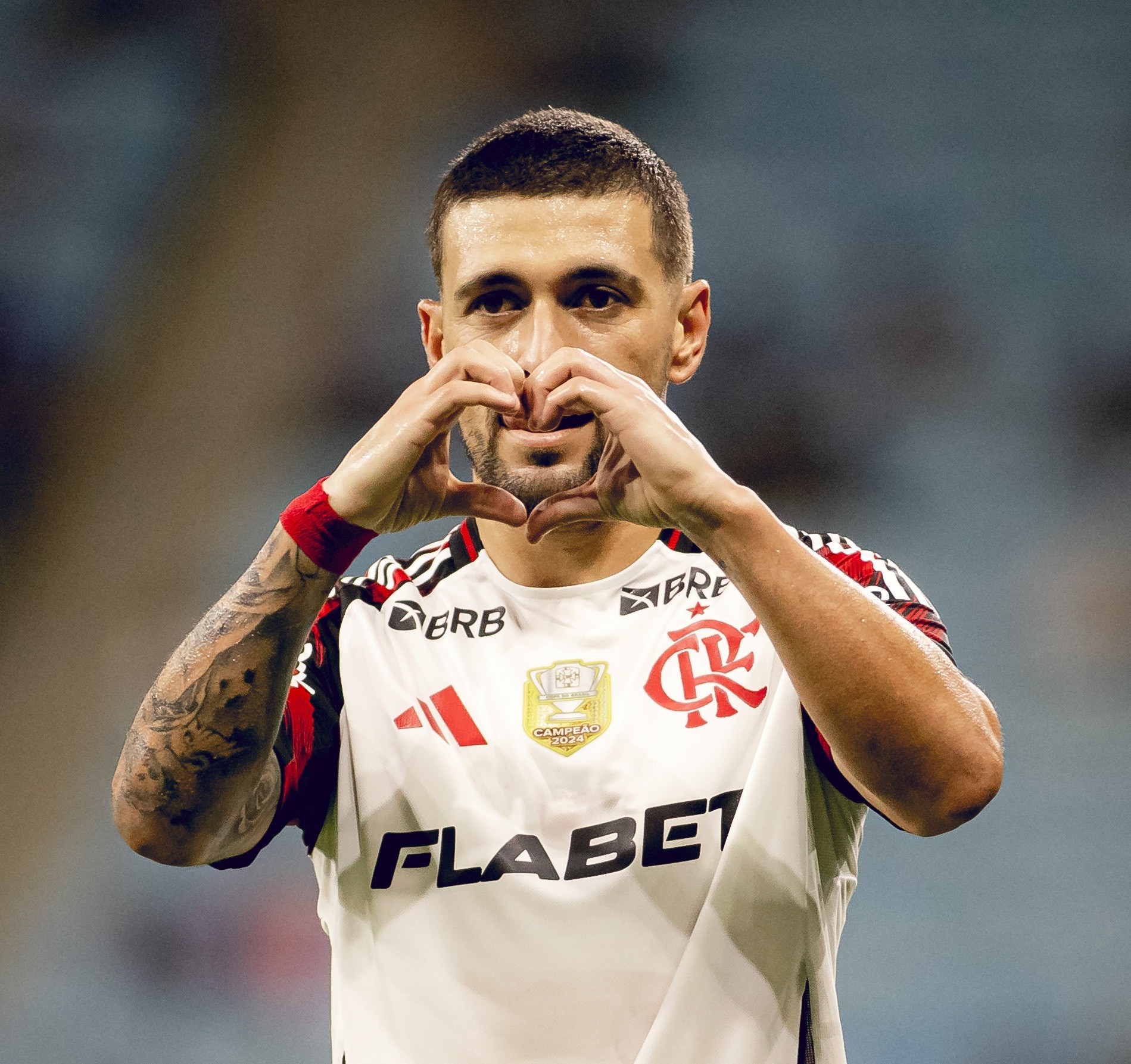 Arrascaeta alcança marca de 50 gols contra grandes clubes do Brasil