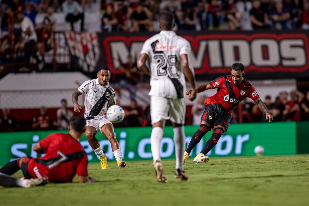 Lance de Atlético-GO x Ponte Preta, pela Copa do Brasil — Foto: Raphael Teixeira/ Atlético-GO