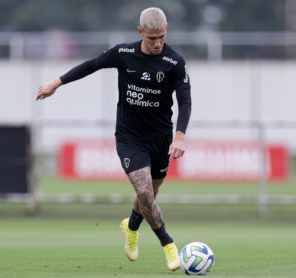 Rojas treinou com bola neste domingo, mas não viaja ao Rio por dores na coxa — Foto: Rodrigo Coca/Agência Corinthians