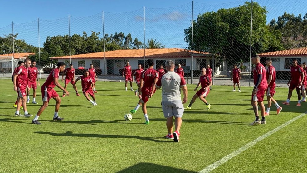 Gramado dos campos do CT Ninho do Galo está em excelente condição — Foto: Denison Roma/Ge