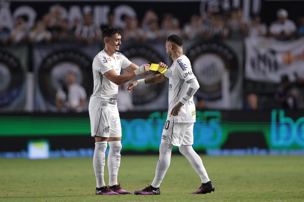 Neymar recebendo a faixa de capitão — Foto: Ettore Chiereguini/AGIF