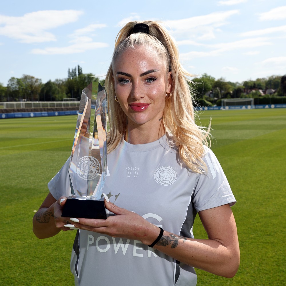 Alisha Lehmann vence prêmio no Leicester após apenas 9 jogos e gera debate nas redes