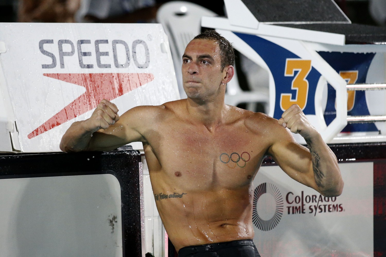 Fernando Scheffer sorrindo com medalha de bronze na Olimpíada