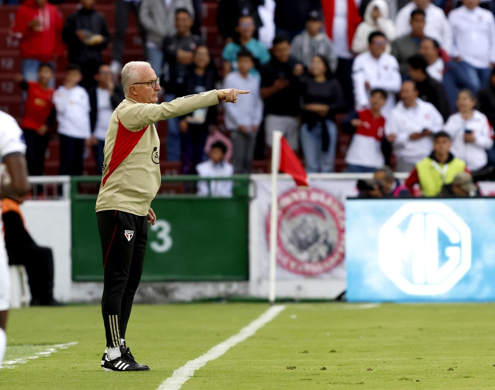 Dorival Júnior diz que será difícil o São Paulo reverter o placar — Foto: Rubens Chiri/Saopaulofc.net