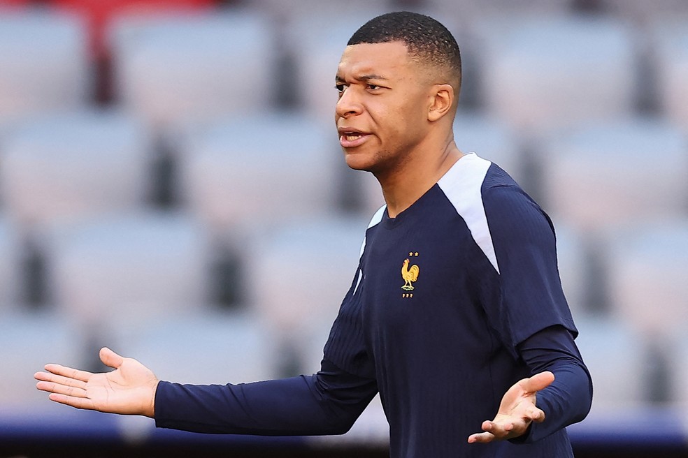 Kylian Mbappé no treino da França antes da semifinal contra a Espanha — Foto: FRANCK FIFE / AFP