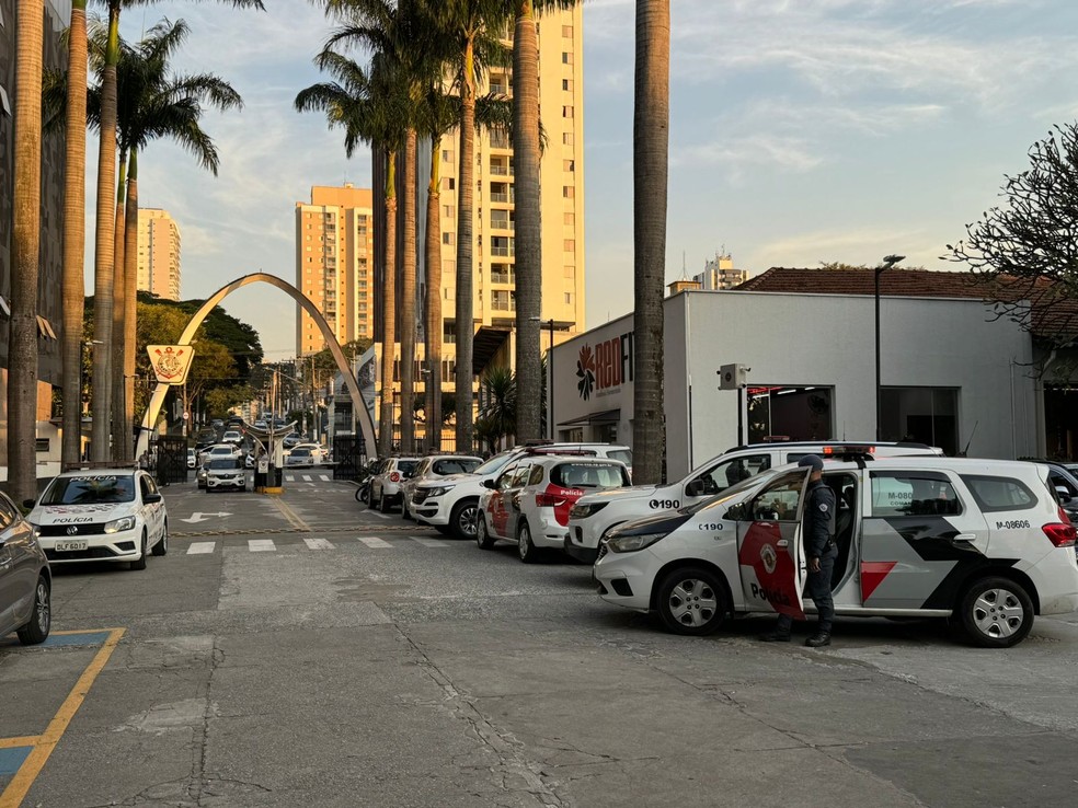 Viaturas da PM foram acionadas depois da entrada dos torcedores — Foto: Emilio Botta