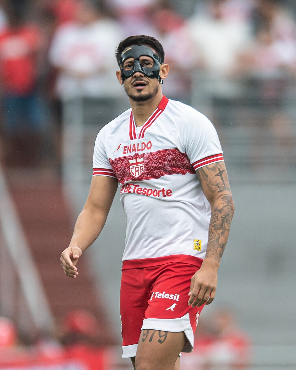 Breno Herculano atuou com a máscar em três jogos do CRB — Foto: Francis