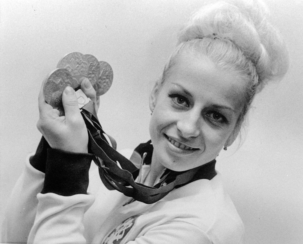 Vera Caslavska com as medalhas de ouro — Foto: AP Photo