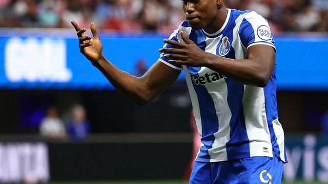 Samu Omorodion comemora gol do Porto sobre o Inter Miami