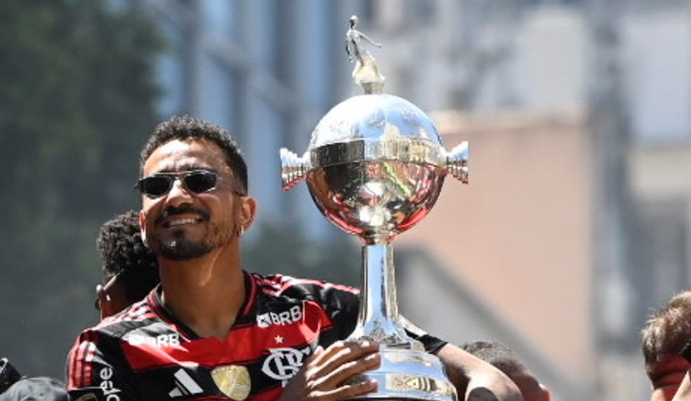 Taça da Libertadores quebra durante festa do Flamengo e aparece com remendo — Foto: André Durão