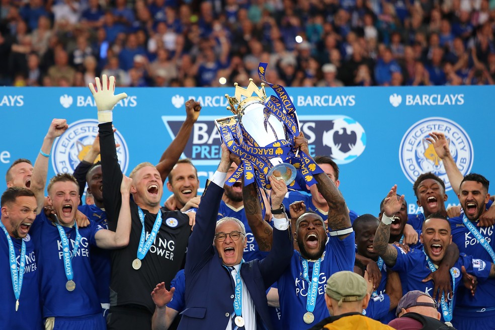 Quiz Claudio Ranieri e Wes Morgan erguem o troféu da Premier League, vencida pelo Leicester — Foto: Getty Images