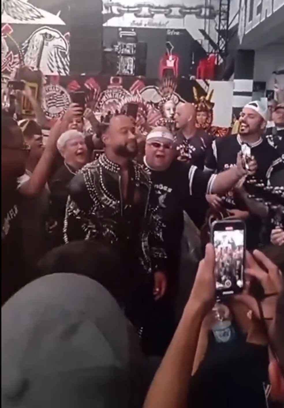 Memphis Depay esteve na sede dos Gaviões da Fiel nesta quarta-feira — Foto: Reprodução