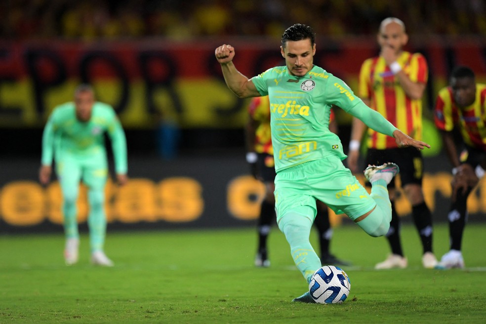 Gol de Raphael Veiga em Deportivo Pereira x Palmeiras — Foto: Staff Images/Conmebol