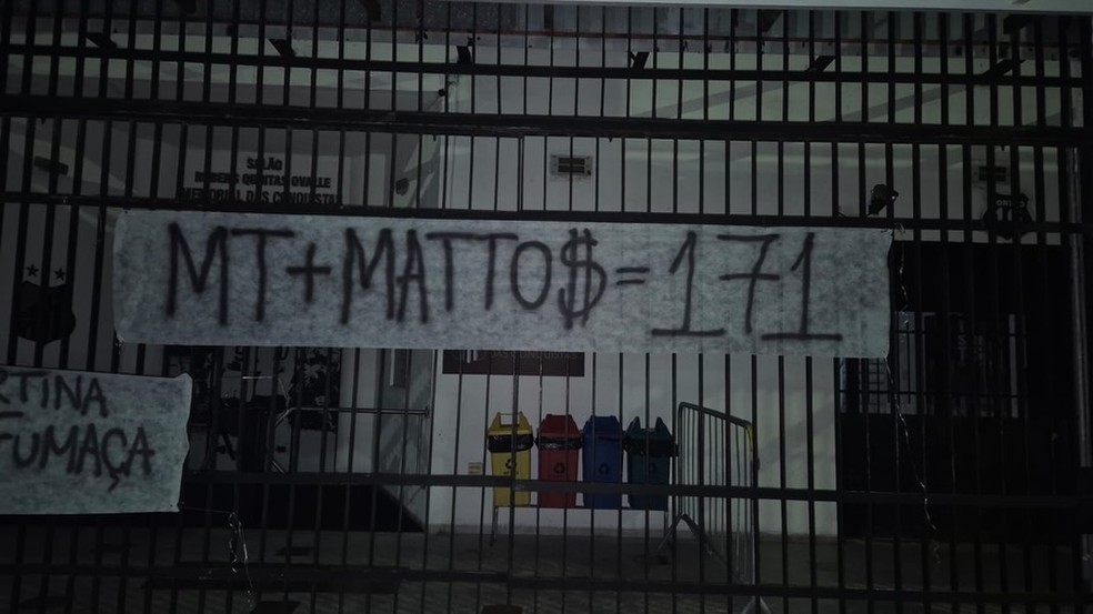 Faixas de protesto são colocadas pela torcida do Santos na Vila Belmiro — Foto: Divulgação