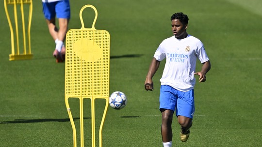 Endrick volta a treinar com o grupo do Real Madrid e tem boa chance de jogar após 4 meses - No primeiro trabalho após a vitória sobre o Olympique de Marselha, atacante participou das atividades sem limitações