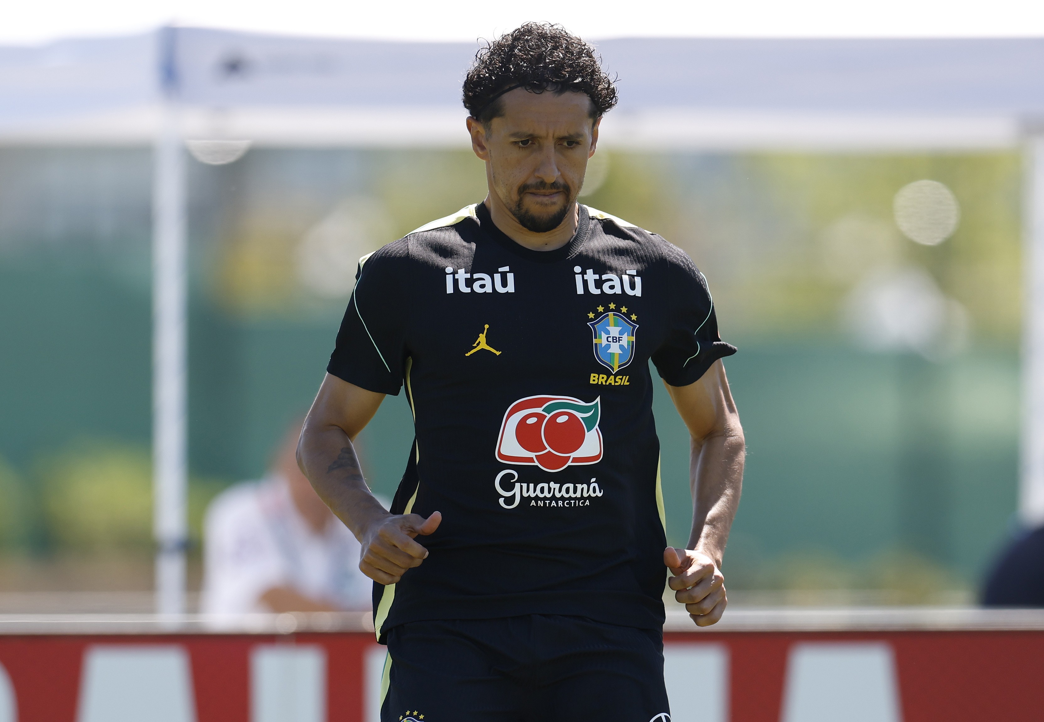 Marquinhos chama jogadores da Seleção para cumprimentar torcedores em hotel; veja vídeo
