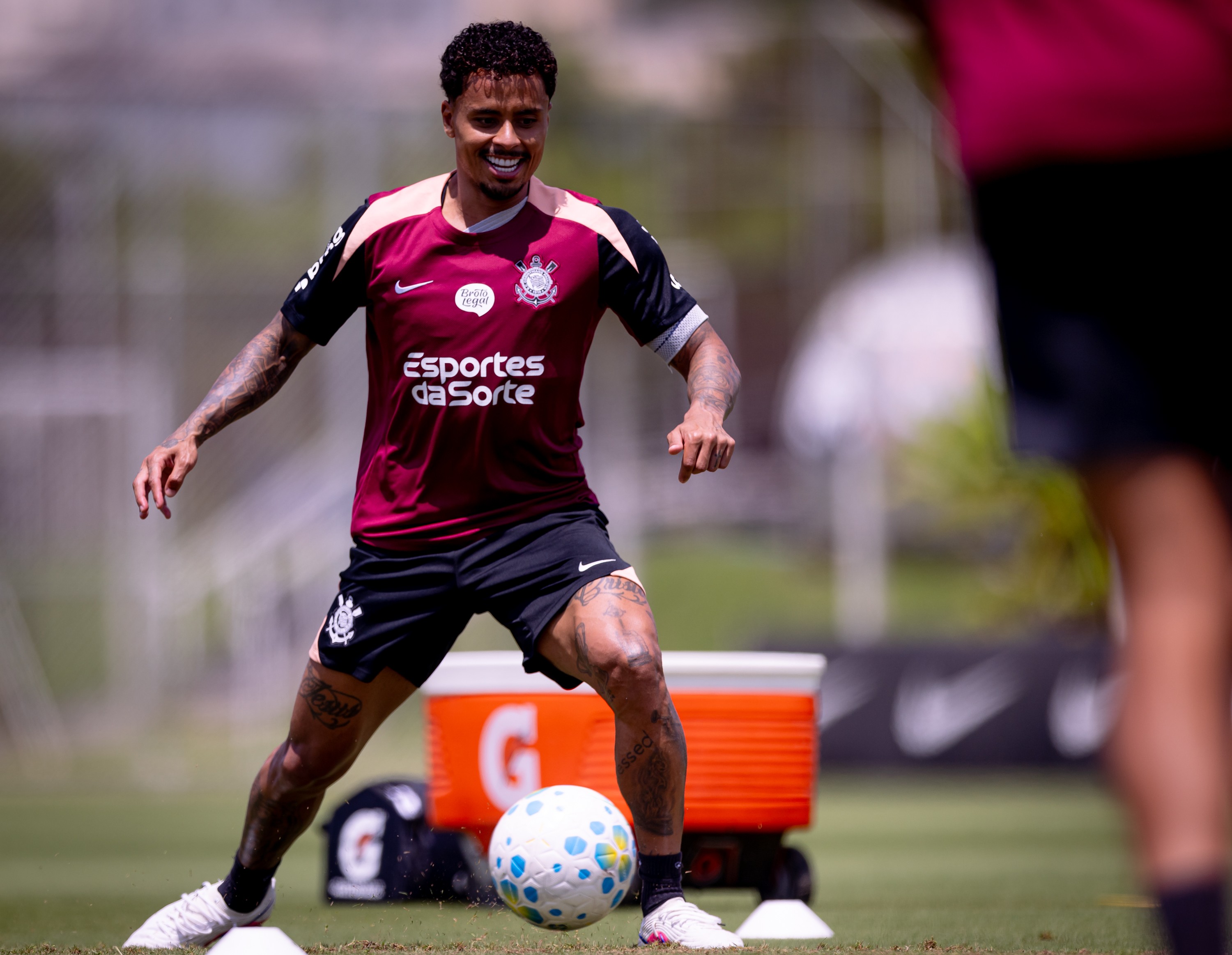 Allan Retorna aos Treinos com Imobilizador no Ombro em Reapresentação do Corinthians