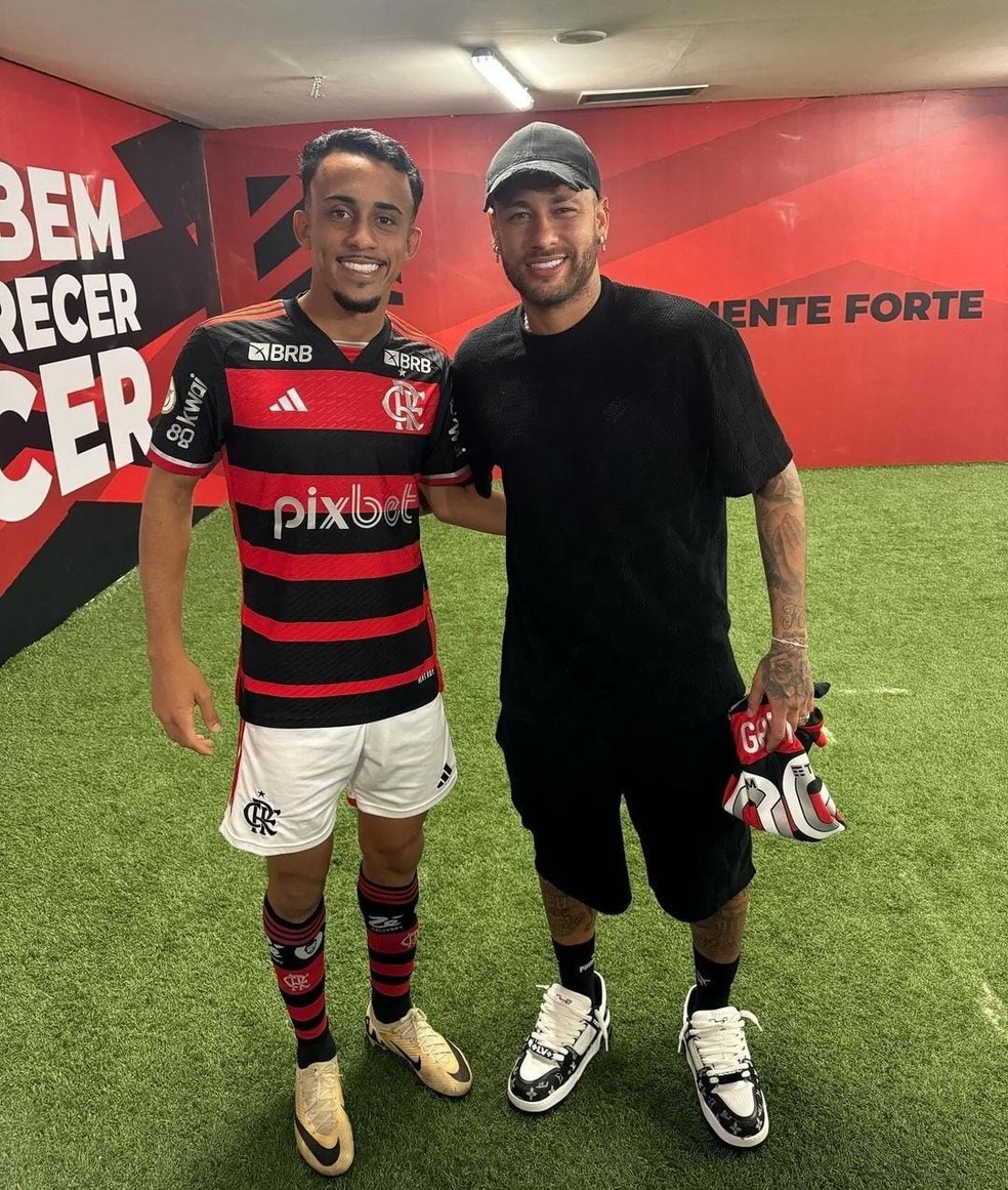 Neymar ao lado de Matheus Gonçalves em visita ao vestiário do Flamengo — Foto: Divulgação