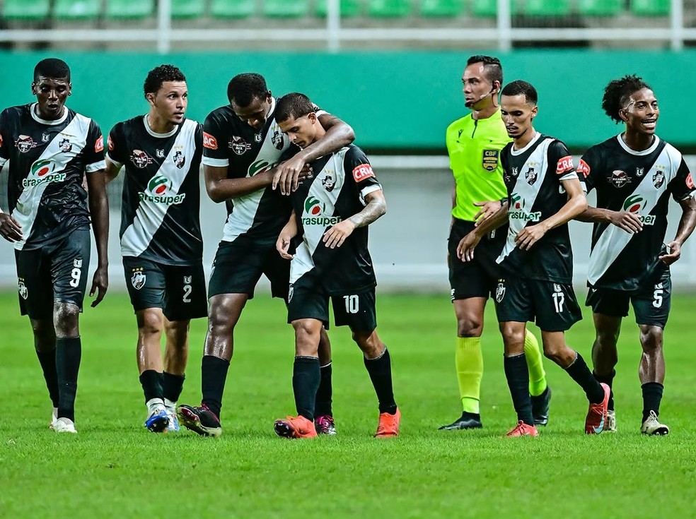 Jean Lucas comemora gol do Vasco-AC contra o Velo Clube na Copa do Brasil ao lado dos companheiros &mdash; Foto: Sueli Rodrigues/Vasco-AC